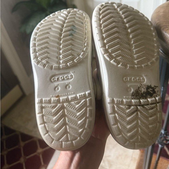 Crocs ladies size 6. Very good condition. White with buttons. Men’s 4 - Picture 9 of 12